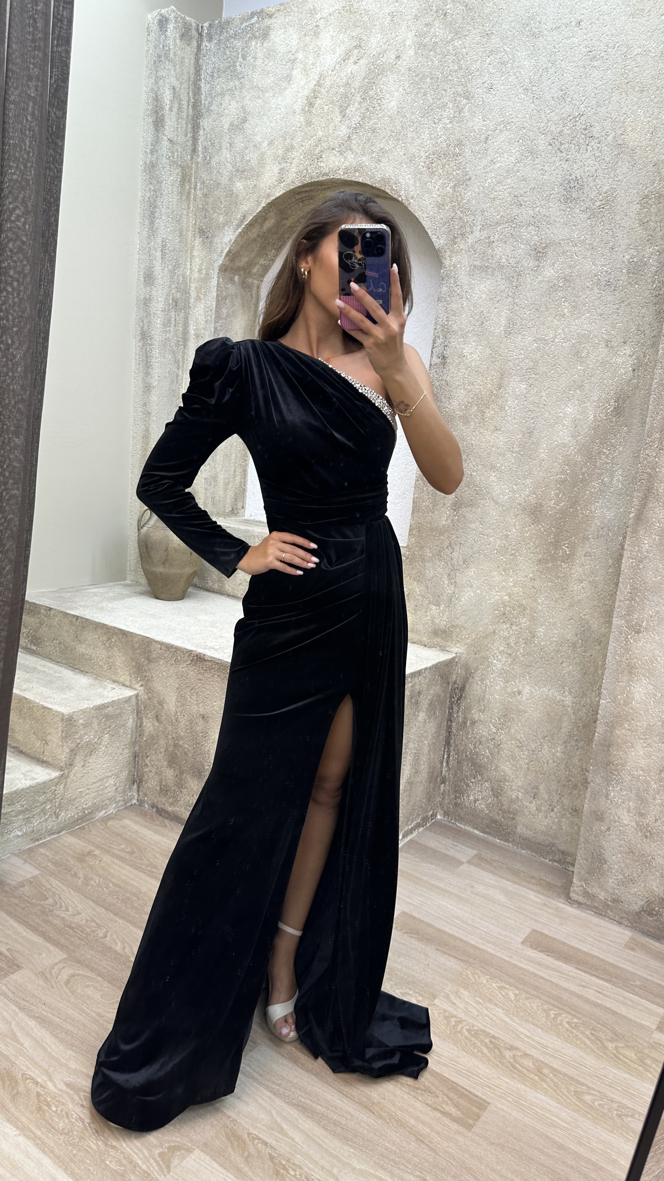 Vestido negro de discount una sola manga