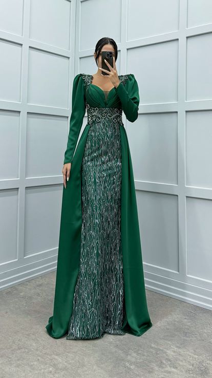 Zümrüt Yeşili Sırtı V Yaka İşleme Detay Tasarım Abiye Elbise