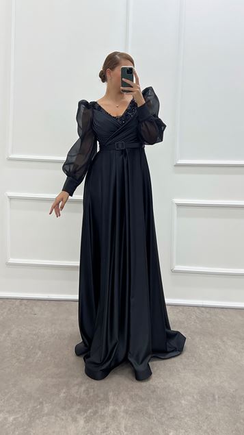 Siyah Balon Kol Göğsü İşlemeli Tasarım Saten Büyük Beden Abiye Elbise