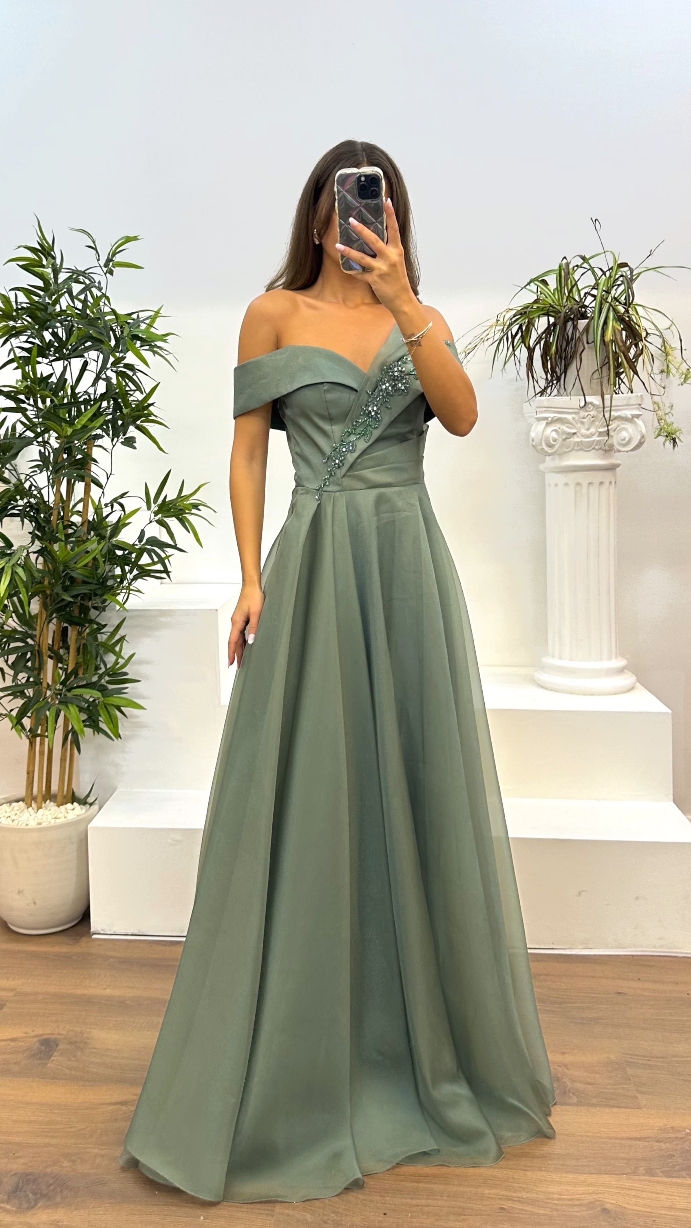 Robe De Soiree Vert Menthe A Col Bateau Et Details Brodes