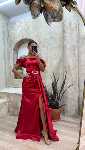 Kırmızı İp Askılı Fiyonk Yaka Drapeli Saten Abiye Elbise
