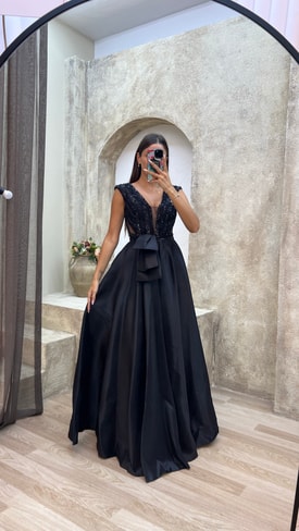Siyah V Yaka Göğsü Payet Bel Detay Abiye Elbise