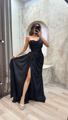 Siyah Straplez Göğsü İşlemeli Pliseli Elbise