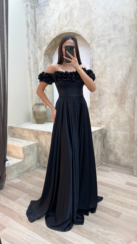 Siyah Göğsü Gül Detay Tasarım Saten Abiye Elbise