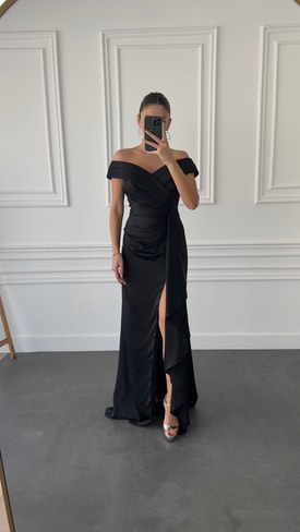 Siyah Göğsü Çapraz Detay Yırtmaçlı Tasarım Saten Abiye Elbise