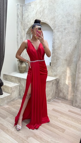 Kırmızı Sırt Detay Yırtmaçlı Drapeli Tasarım Elbise