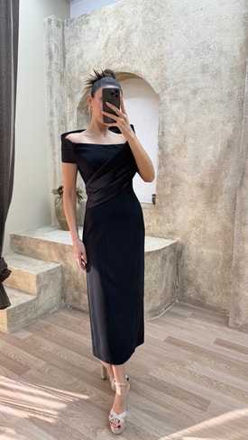 Siyah Göğüs Detay Tasarım Elbise