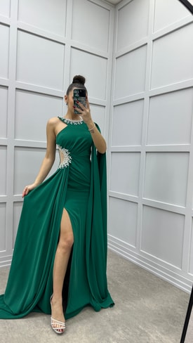 Zümrüt Yeşili Boyun Detay İşlemeli Tasarım Saten Abiye Elbise