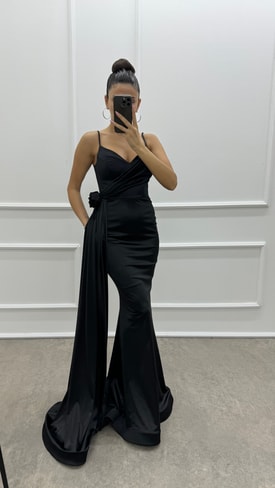 Siyah İp Askılı Göğüs Detay Pelerinli Tasarım Saten Abiye Elbise