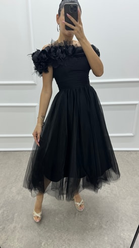 Siyah Omuzu Çiçek Detay Tasarım Tül Elbise