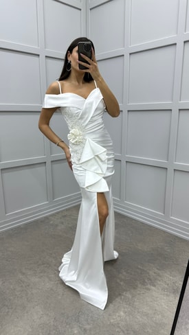 Beyaz Kayık Yaka Göğsü İşlemeli Beli Volan Detay Tasarım Saten Abiye Elbise