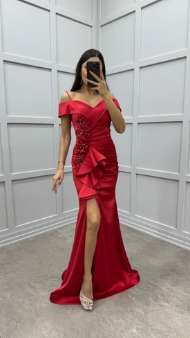 Kırmızı Kayık Yaka Göğsü İşlemeli Beli Volan Detay Tasarım Saten Abiye Elbise