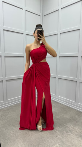 Kırmızı Omuzu Gül Bel Detay Pliseli Tasarım Elbise