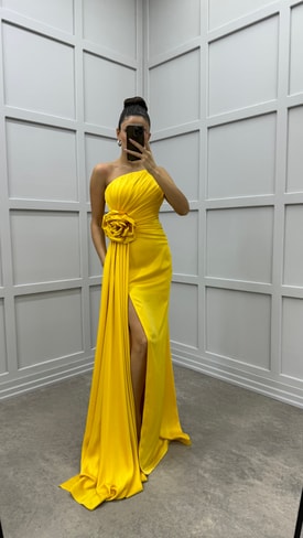 Sarı Straplez Gül Detay Pliseli Tasarım Abiye Elbise