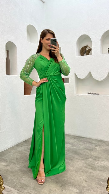 Yeşil Drapeli Kolları Tül İşlemeli Saten Büyük Beden Abiye Elbise
