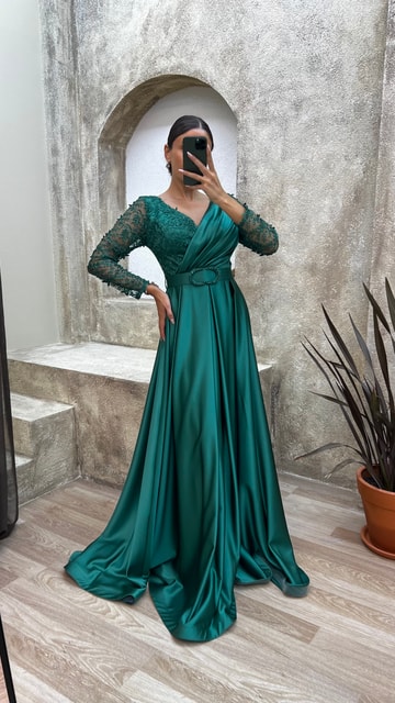 Zümrüt Yeşili Göğsü Tül Detay Drapeli Saten Abiye Elbise