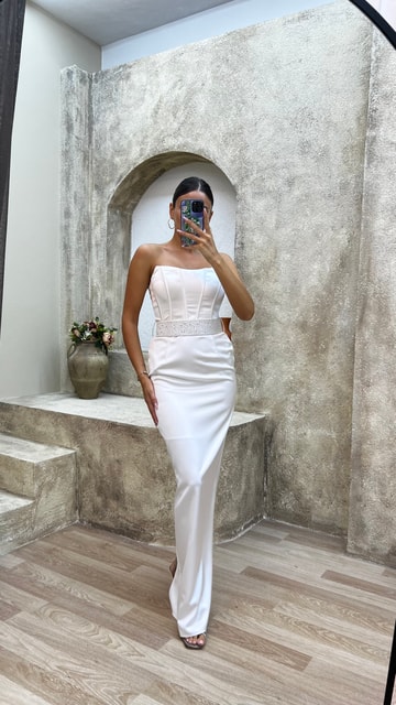 Beyaz Straplez Kemerli Elbise