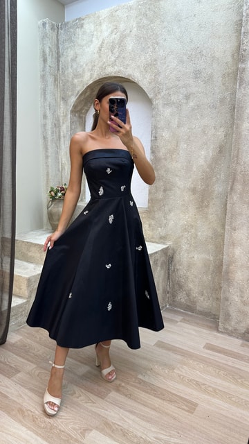 Siyah Straplez Kayık Yaka Taş İşlemeli Elbise