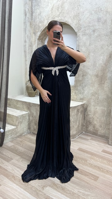 Siyah Beli Taş İşlemeli Plise Detay Tasarım Büyük Beden Abiye Elbise