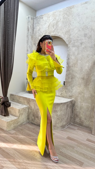 Sarı Kat Kat Taş İşlemeli Yırtmaçlı Tasarım Elbise