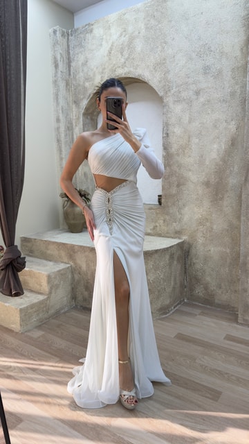 Beyaz Tek Kol Bel Detay Taş İşlemeli Tasarım Elbise