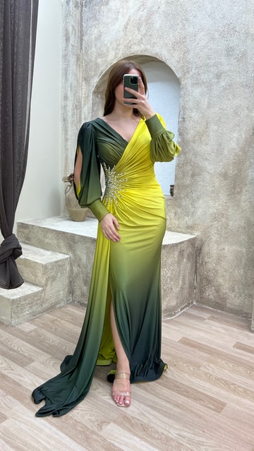 Sarı V Yaka Sırt Detay Beli Taş İşlemeli Tasarım Saten Büyük Beden Elbise
