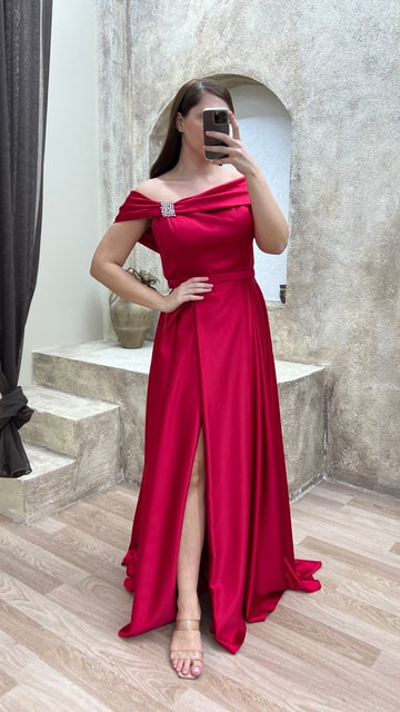 Kırmızı Kayık Yaka Taş Detay Tasarım Saten Büyük Beden Elbise