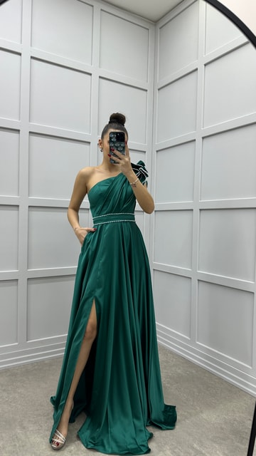 Zümrüt Yeşili Tek Omuz Volan Detay Drapeli Tasarım Saten Abiye Elbise