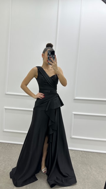 Siyah Tek Omuz İşlemeli Volan Detay Tasarım Saten Abiye Elbise