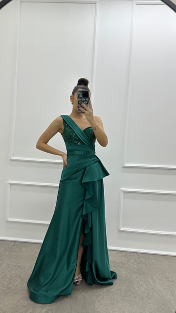 Zümrüt Yeşili Tek Omuz İşlemeli Volan Detay Tasarım Saten Abiye Elbise