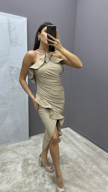 Bej Boyun Detay Sırtı Çapraz Volanlı Tasarım Elbise