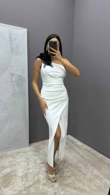 Beyaz Tek Omuz Gül Detay Yırtmaçlı Tasarım Elbise