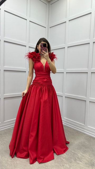 Kırmızı Göğsü Tüy Detay Tasarım Elbise