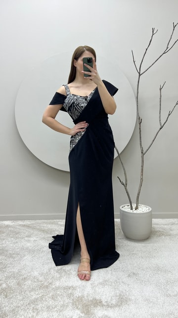 Siyah Omuz Detay İşlemeli Drapeli Büyük Beden Tasarım Elbise