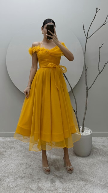 Sarı Omuz Detay Tüylü Tasarım Elbise