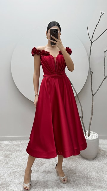 Kırmızı Omuzları Gül Detay Kemerli Tasarım Elbise