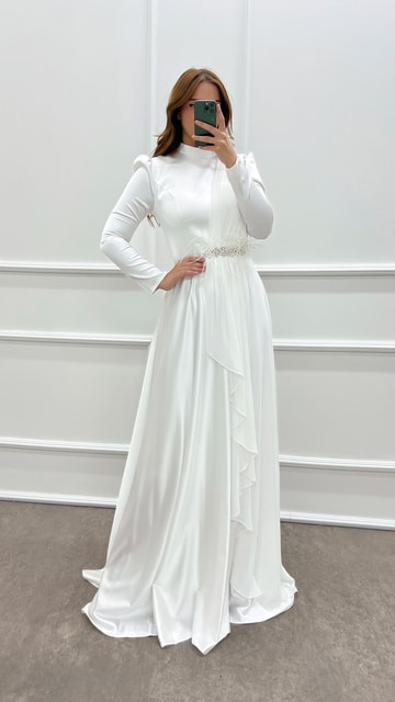 Beyaz Beli Taşlı Tüylü Pliseli Tasarım Saten Elbise