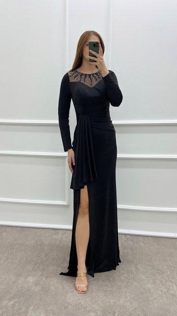 Siyah Göğsü İşlemeli Bel Detay Tasarım Büyük Beden Elbise