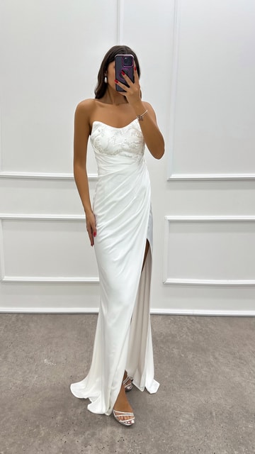 Beyaz Straplez Göğsü İşlemeli Tasarım Elbise