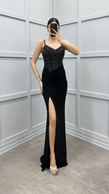 Siyah İp Askılı Göğsü İşlemeli Tasarım Elbise