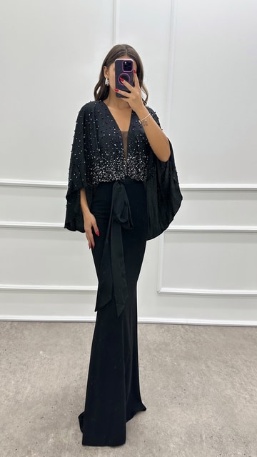Siyah Göğsü Taşlı Pelerinli Tasarım Elbise