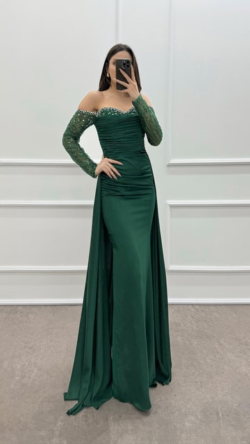 Zümrüt Yeşili Straplez Göğsü Pliseli Taşlı Tasarım Elbise