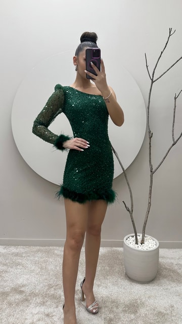 Zümrüt Yeşili Tek Kol İşleme Detay Tüylü Mini Elbise