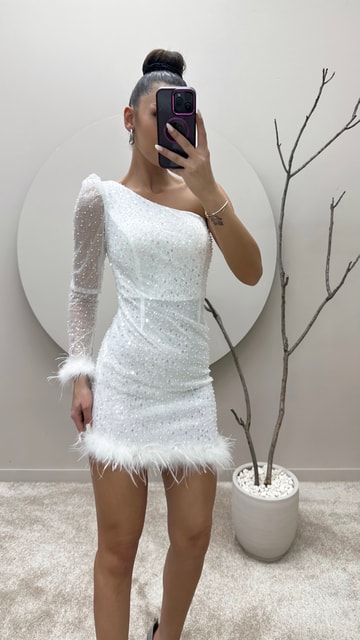 Beyaz Tek Kol İşleme Detay Tüylü Mini Elbise