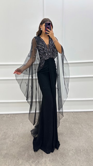 Siyah Pelerinli İşleme Detay Tasarım Elbise