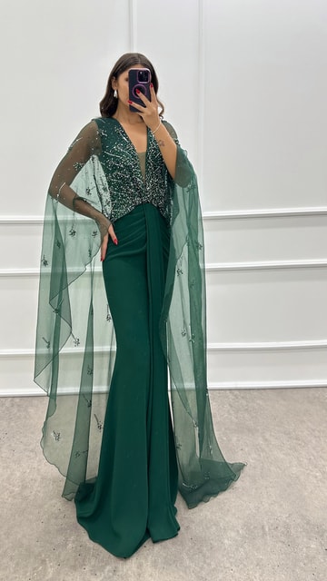 Zümrüt Yeşili Pelerinli İşleme Detay Tasarım Elbise