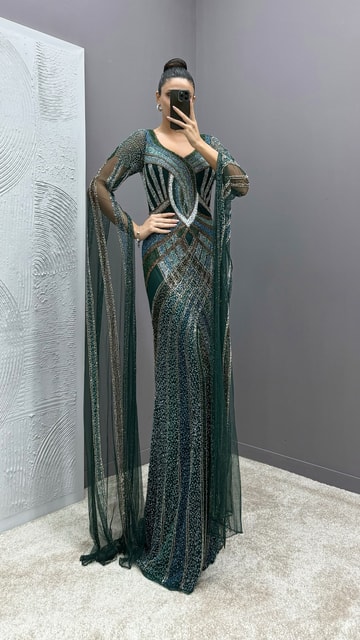 Zümrüt Yeşili Kol Detay Transparan Özel Tasarım İşlemeli Abiye Elbise