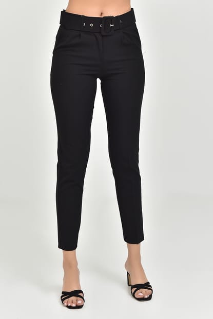 Arched Black carrot pants
