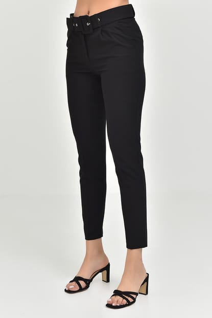 Arched Black carrot pants