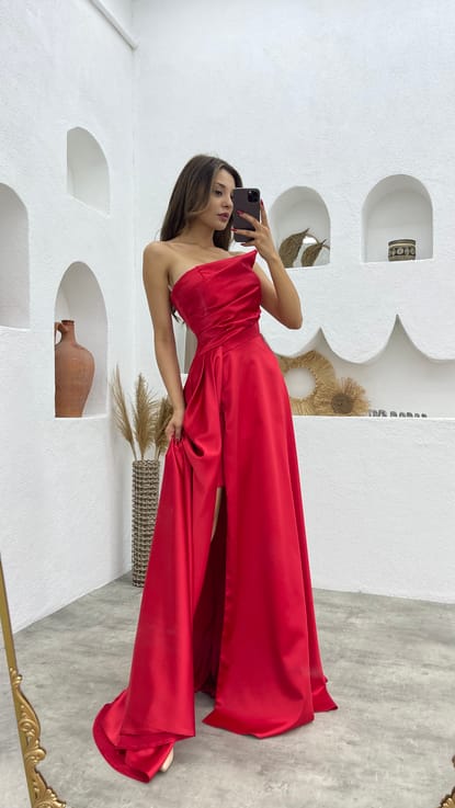 Kırmızı Straplez Drapeli Saten Abiye Elbise